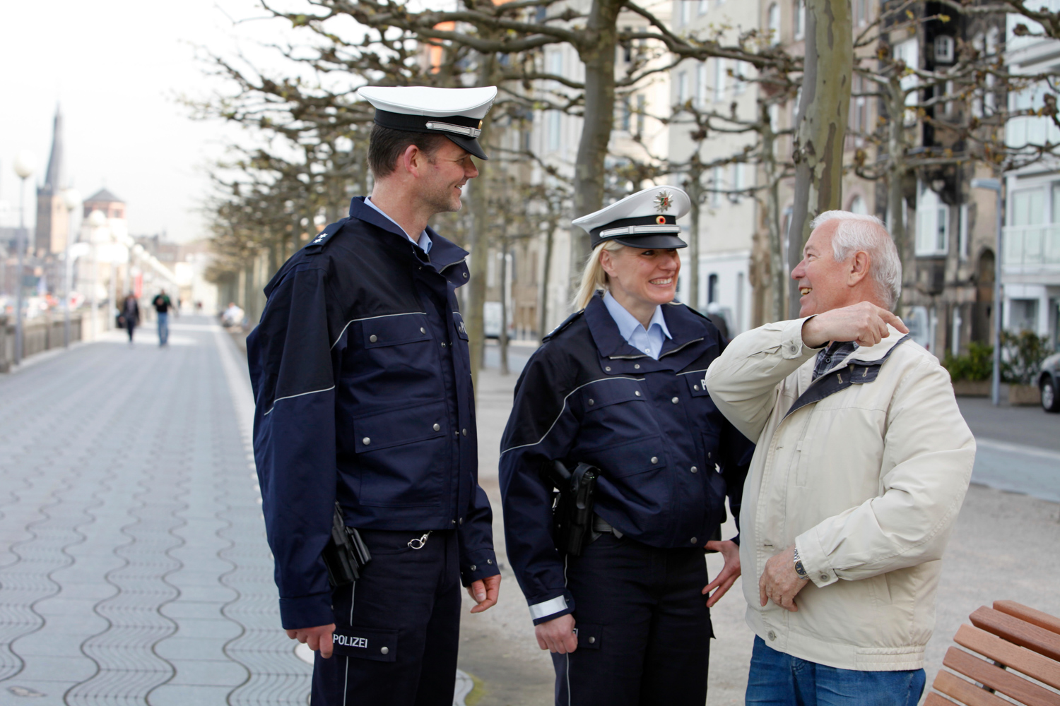 Fußstreife Gespräch mit Senior