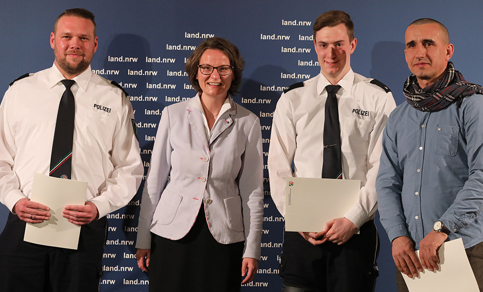 Polizeioberkommissar Thorsten Pohl (l.) und Polizeikommissar Julius Eckert (3.v.l.) aus Essen