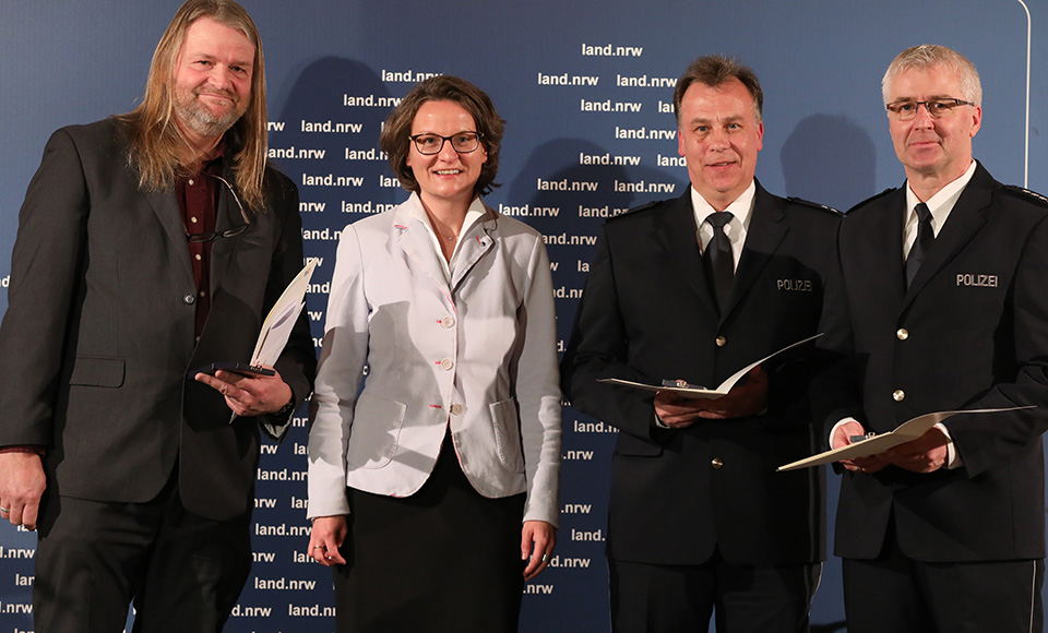 Polizeioberkommissar Klaus Sikorski (3.v.l.) aus Gescher und Polizeihauptkomissar Reinhard Dittrich (4.v.l.) aus Haltern am See