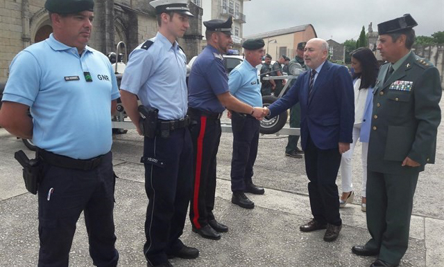 Begrüßung durch den Delegierten Javier Losada in Sarria in Begleitung eines Coronel der Guardia Civil