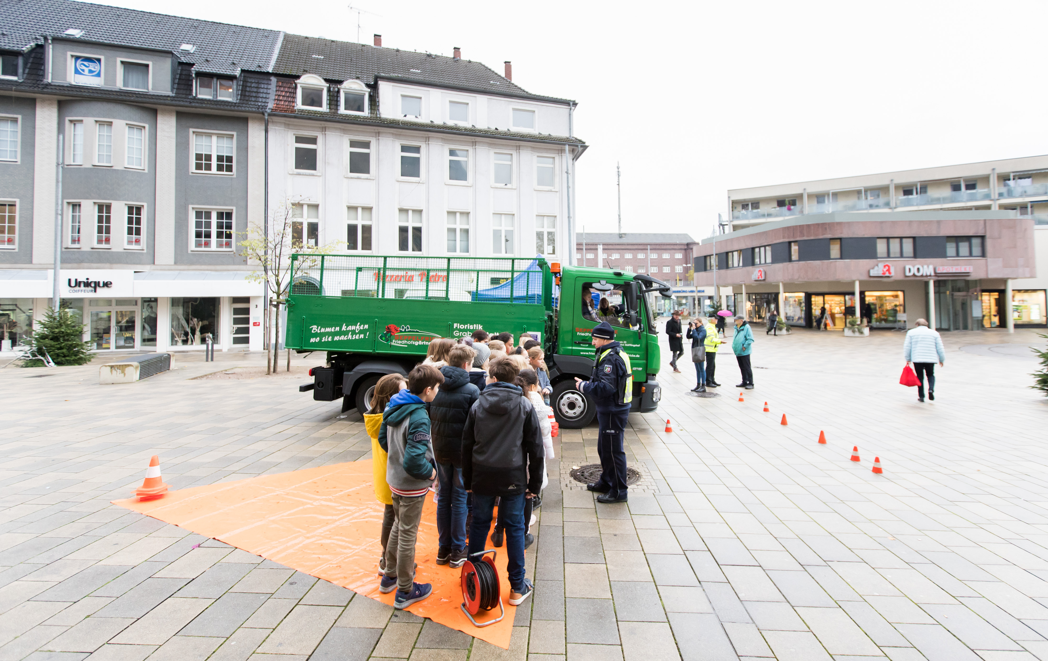 Kinder stehen im "toten Winkel"