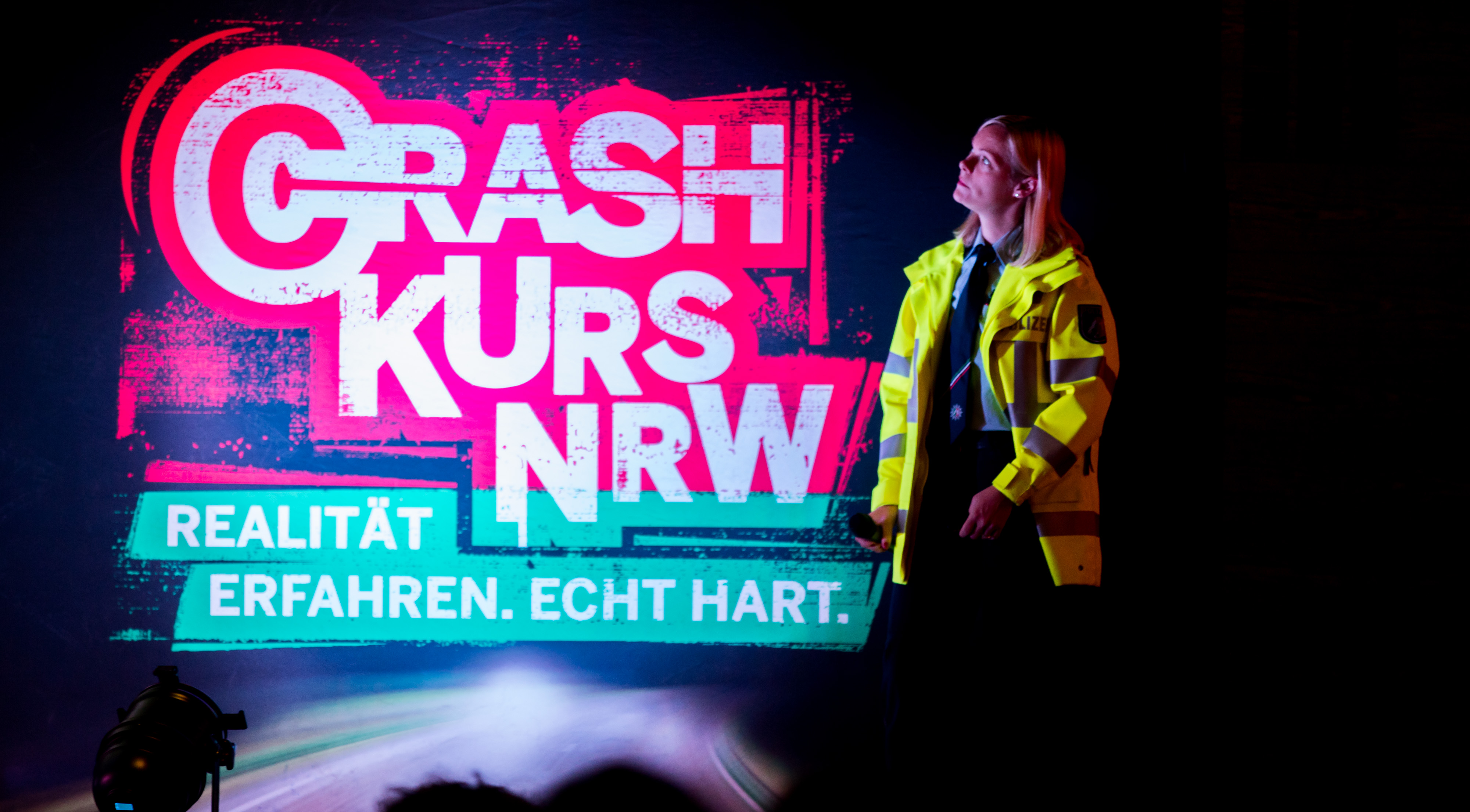 Polizeibeamtin vor dem Crash Kurs Logo