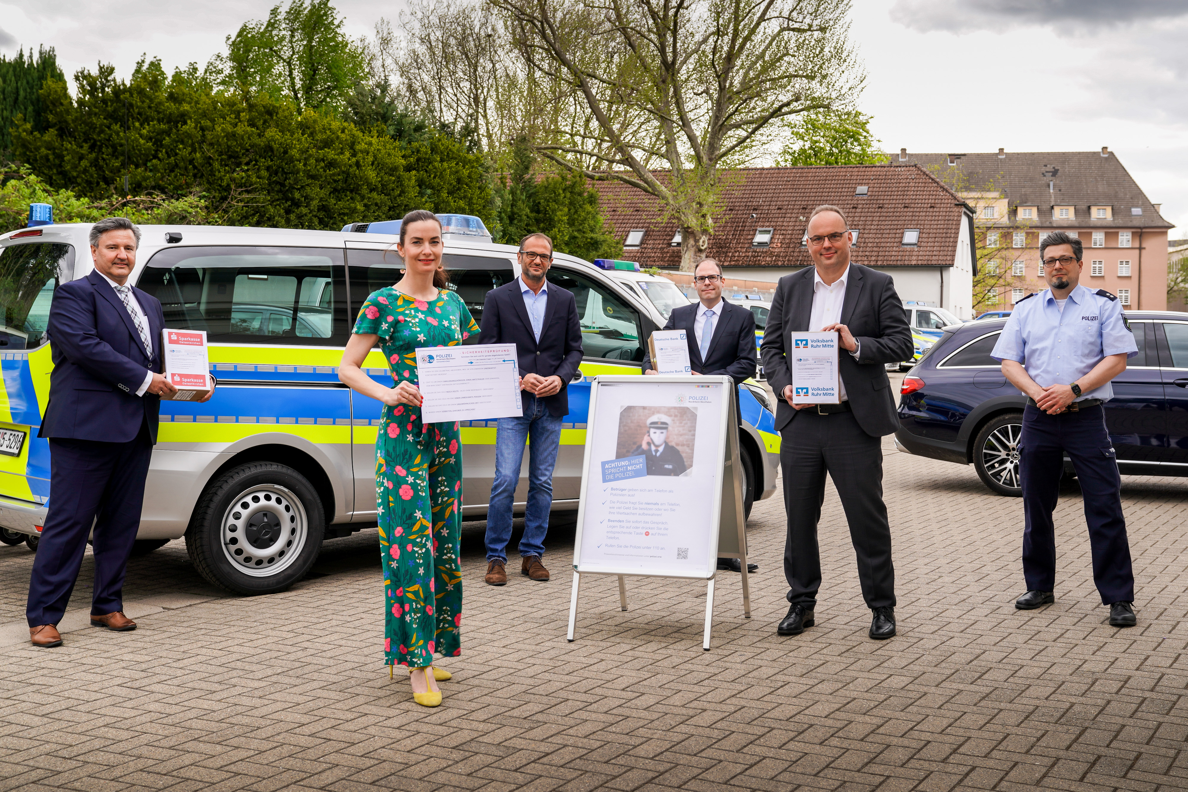 Über die Übergabe der Präventionsumschläge im Innenhof des Polizeipräsidiums in Gelsenkirchen freuten sich von links Thomas Szymendera (Sparkasse Gelsenkirchen), Polizeipräsidentin Britta Zur, Kriminaloberrat Denis Andric, Thomas Damm (Deutsche Bank), Thomas Frieling (Volksbank Ruhr Mitte) und Christian Bredau (Kriminalkommissariat Kriminalprävention).