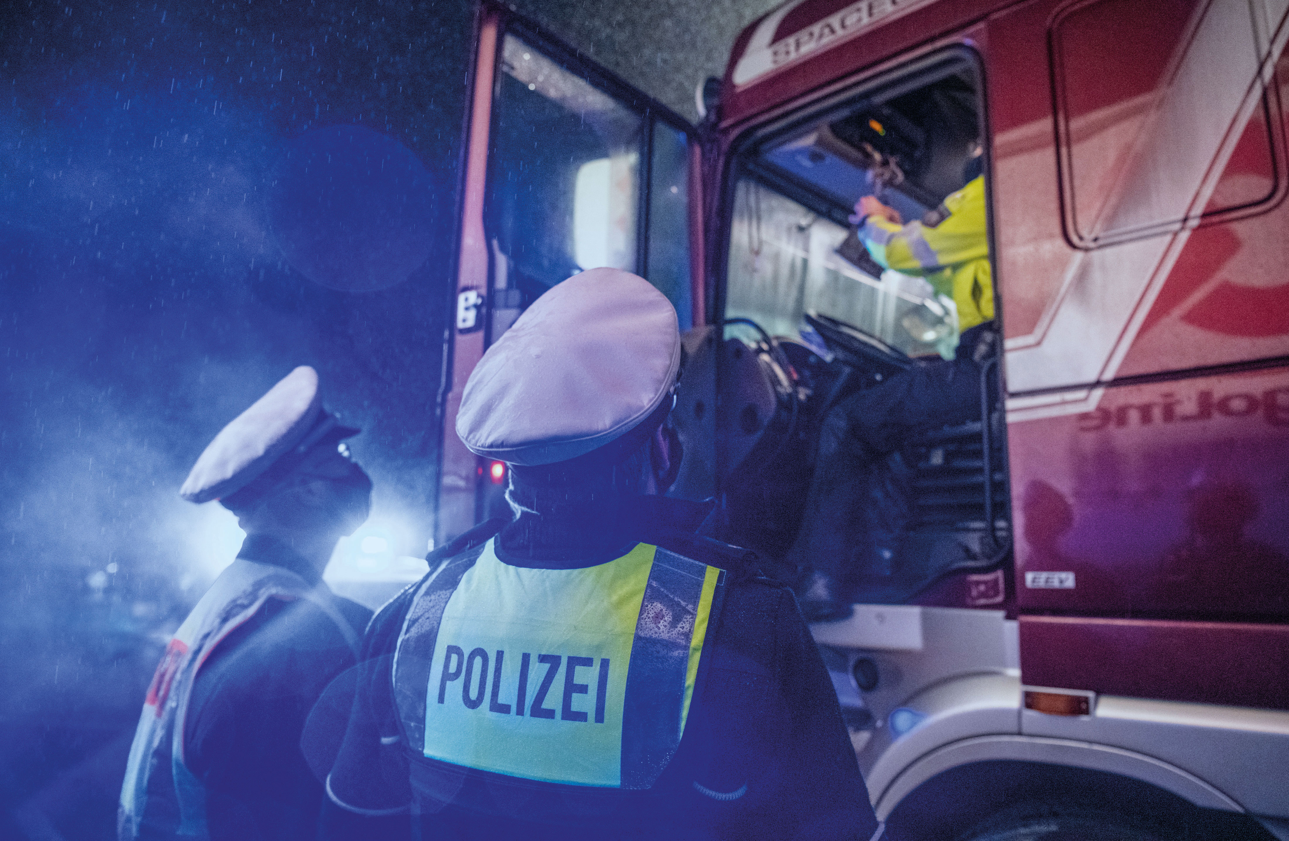 At night on the A 3 highway near Düsseldorf: priority truck checks are now carried out continuously in NRW.