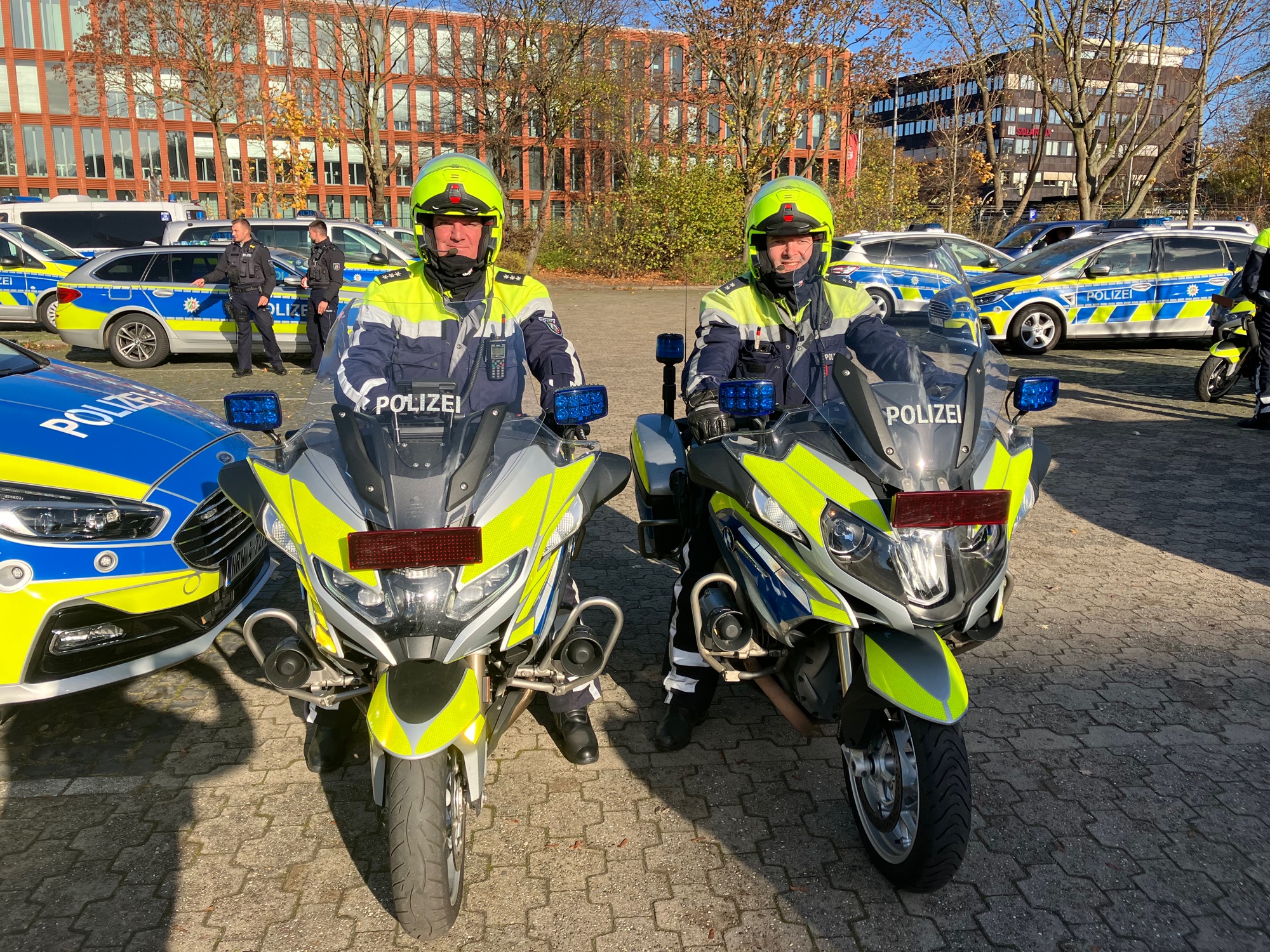 Motorradfahrer der Polizei NRW sammeln sich am LAFP