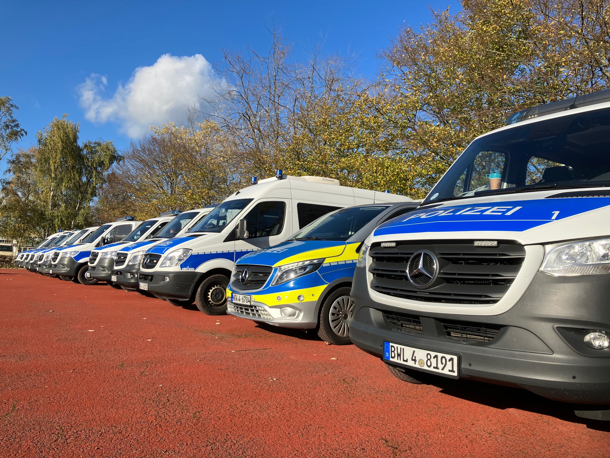 Einsatzfahrzeuge der Polizei NRW stehen bereit