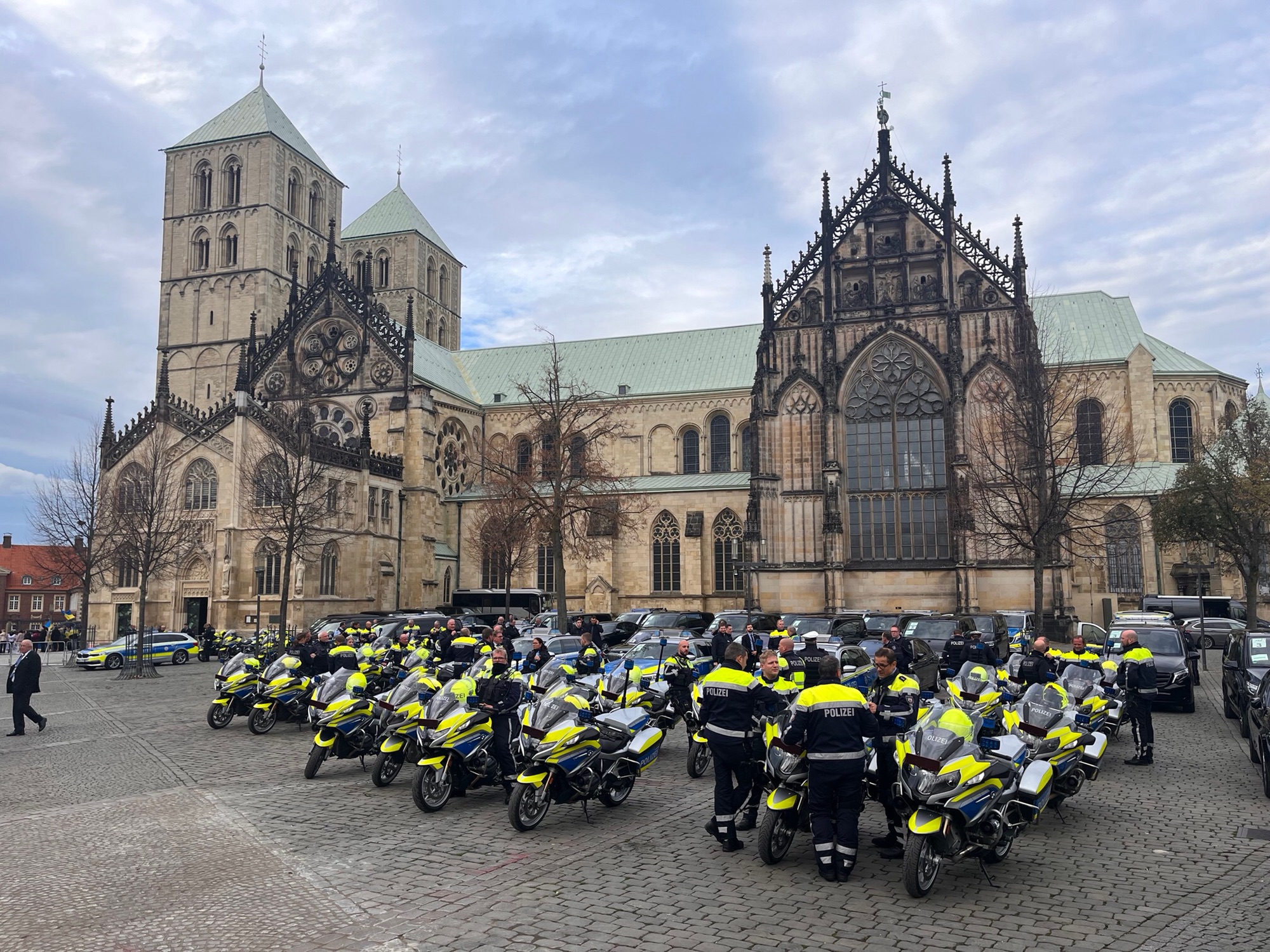 Kolonnenmotorräder vor dem St.-Paulus-Dom