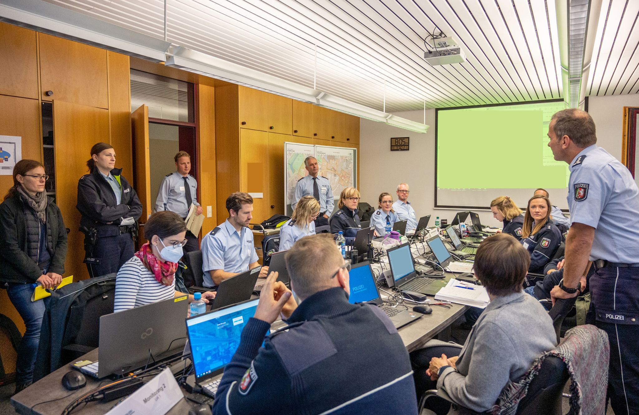 Personen am Newsdesk im Polizeipräsidium Friesenring