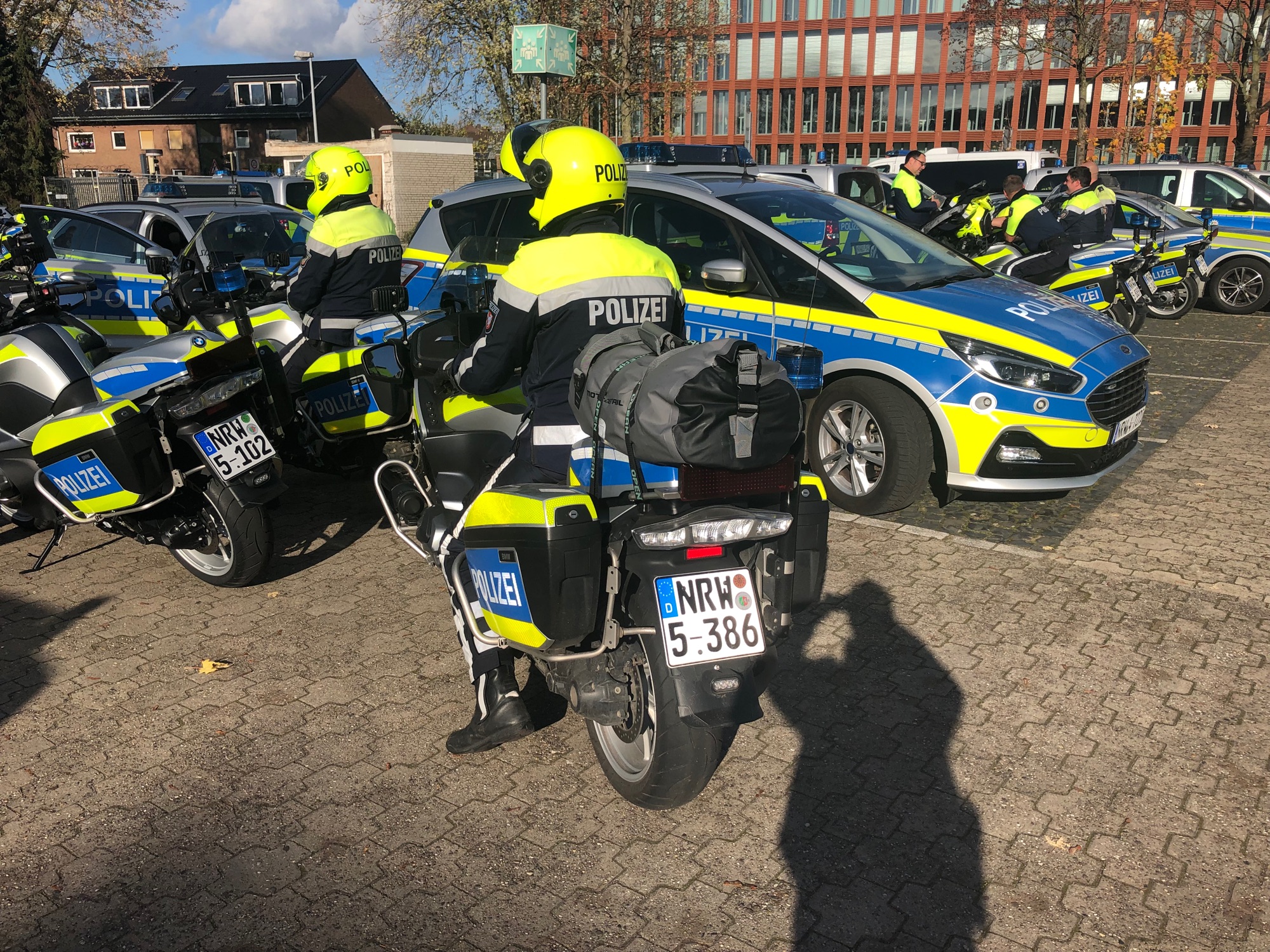 Motorradfahrer der Polizei NRW sammeln sich am LAFP