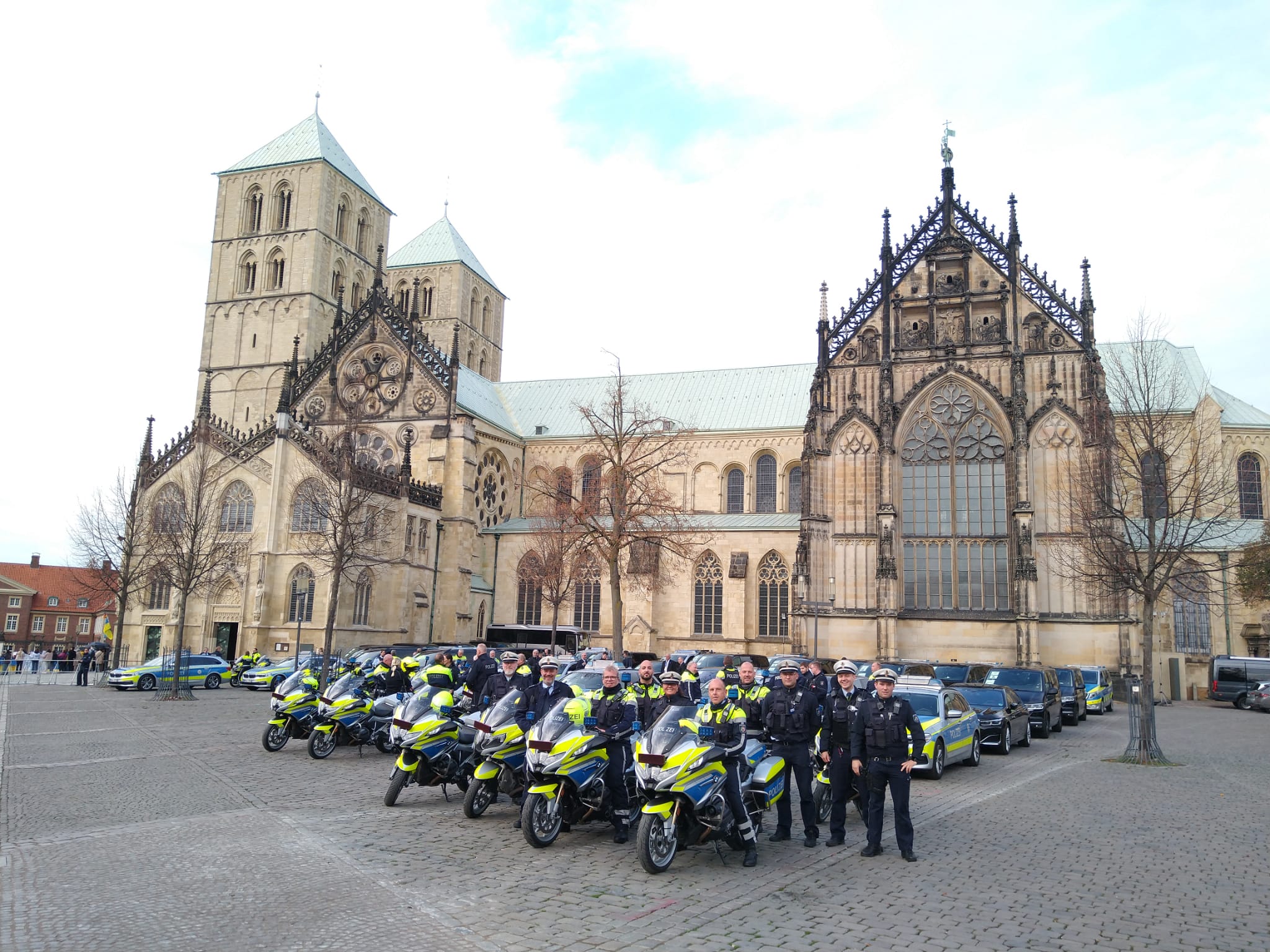 G7 Foto 31 Kradfahrer auf dem Dom-Vorplatz