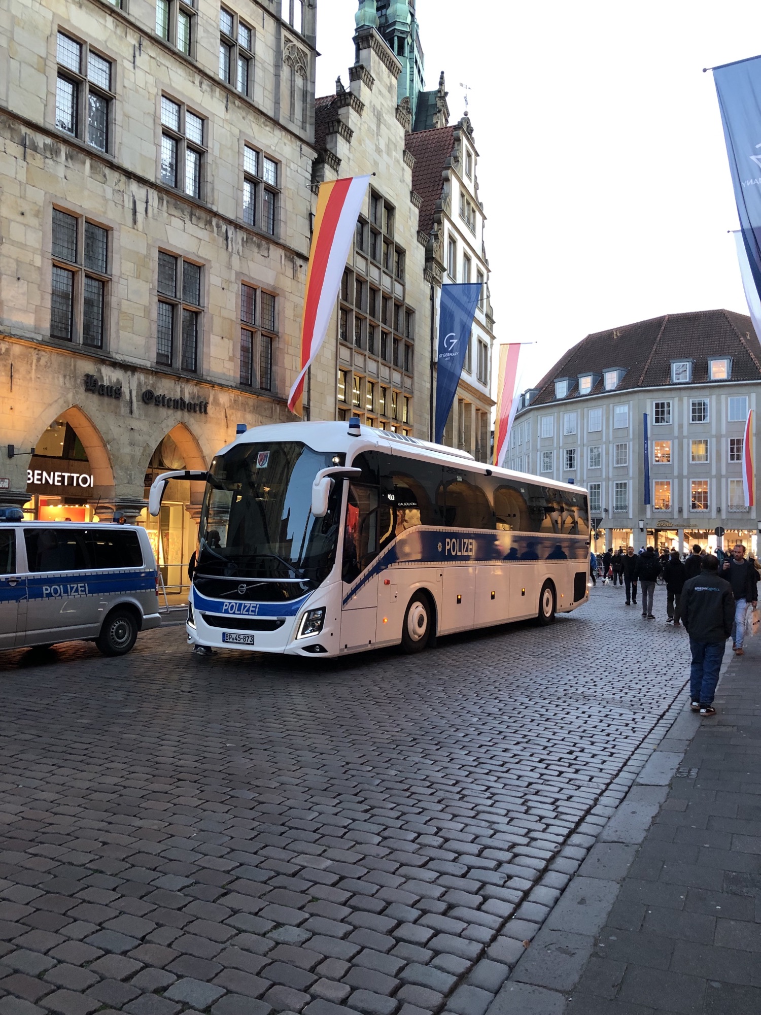 Polizeibus der Bundespolizei - immer mehr Unterstützungskräfte reisen an