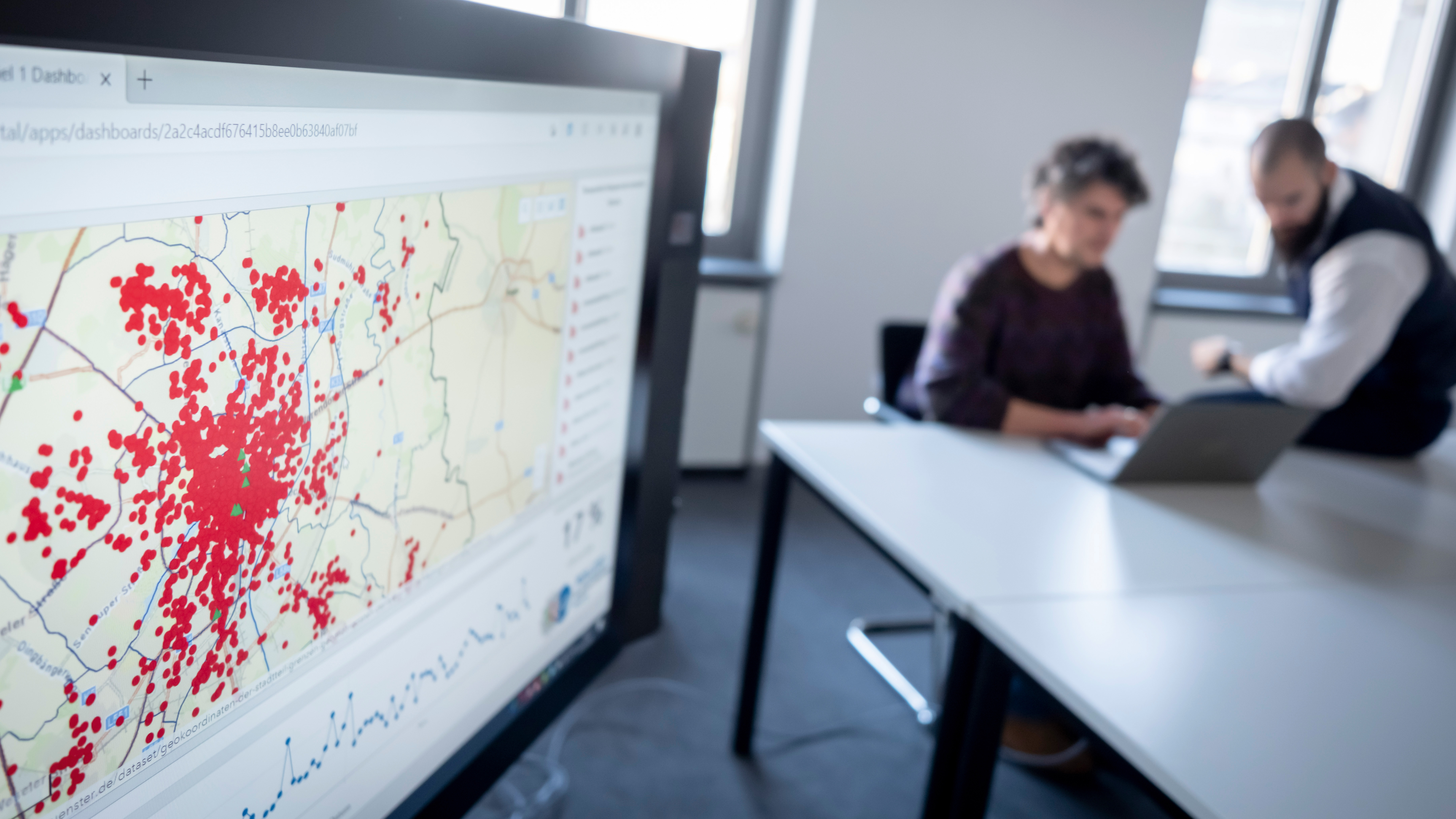 Red dots mark places where crimes have just been committed.