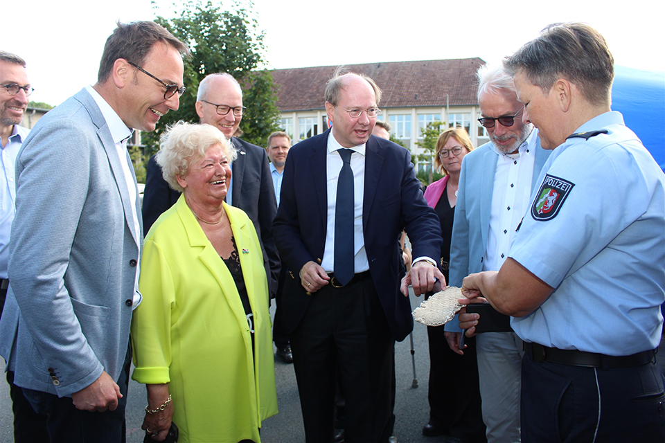 Besucher bekommen einen Gipsabdruck erklärt