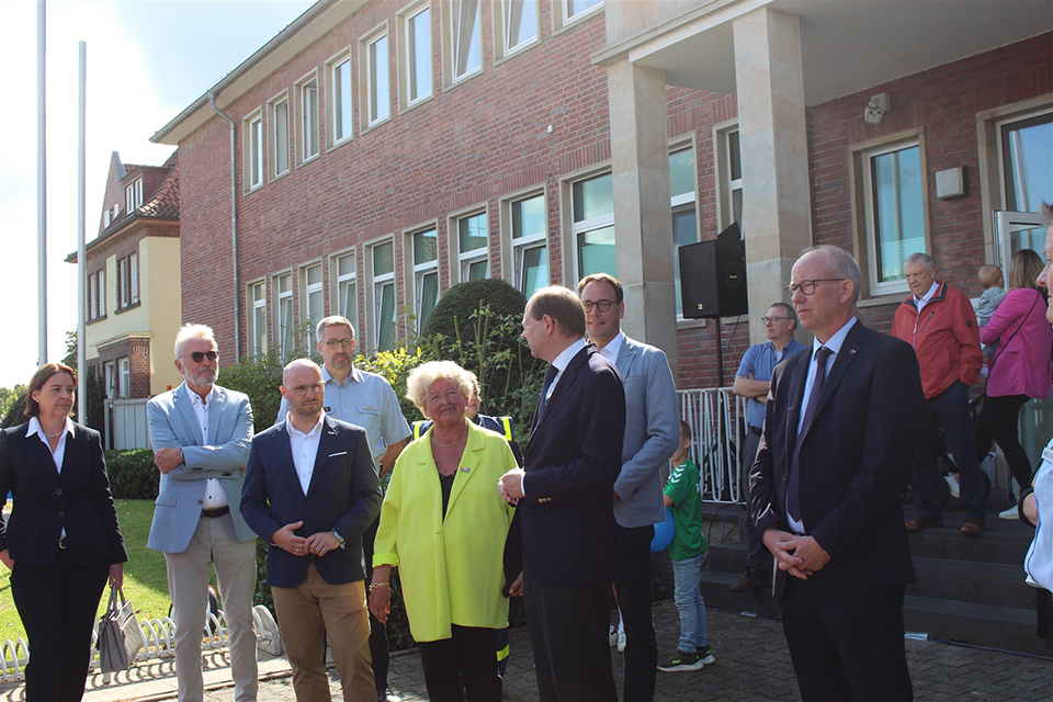 Personengruppe vor dem Dienstgebäude der Polizei in Beckum