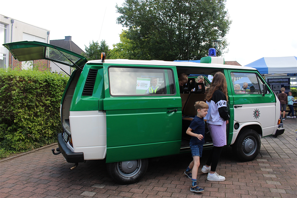 VW Bulli T3 als Streifenwagen mit Personen