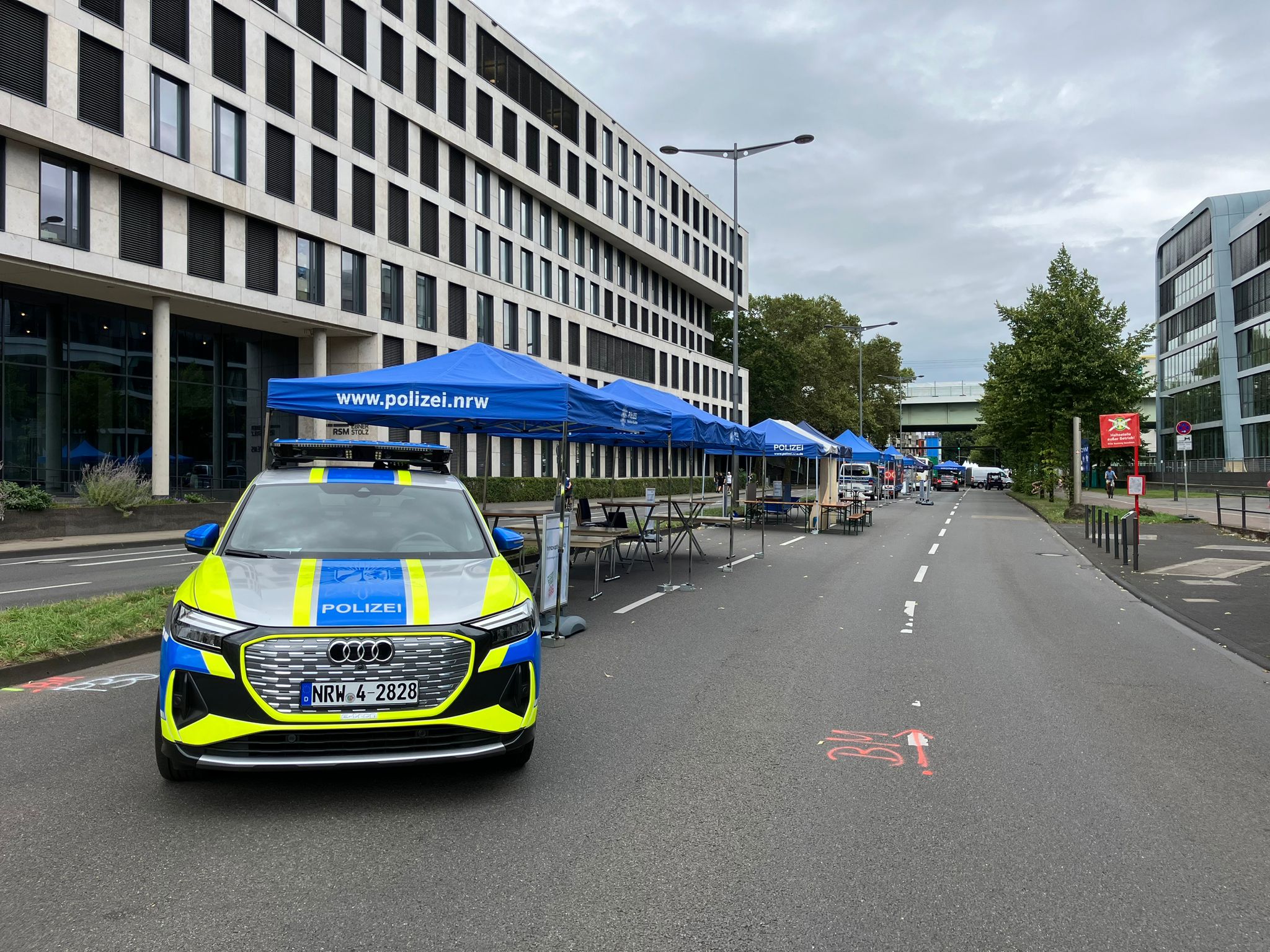 Stände der Blaulichtmeile, im Vordergrund steht der Streifenwagen der Zukunft