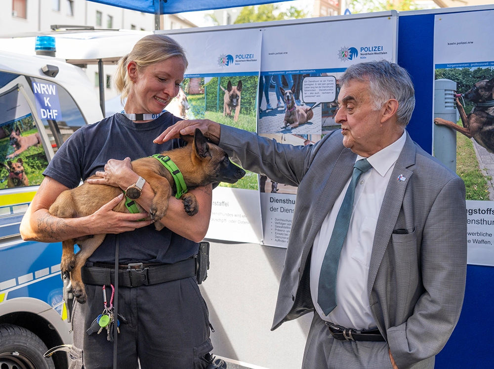 Minister Reul streichelt einen Diensthund