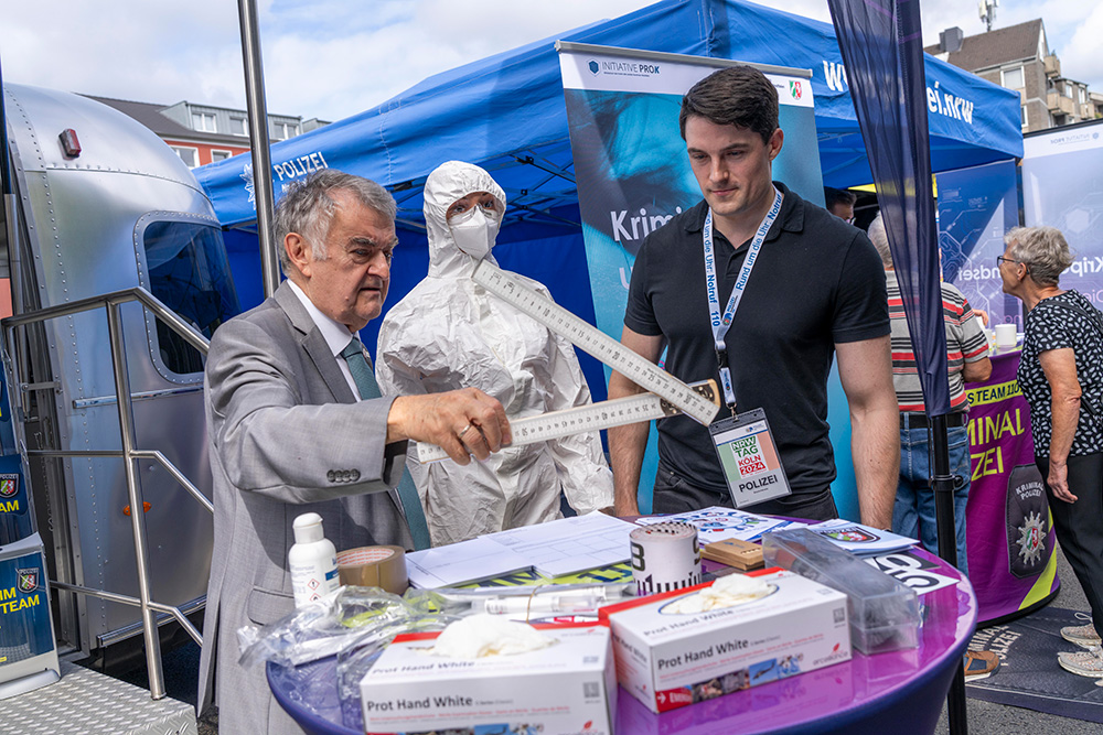 MInister Reul besucht den Stand Initiative Pro K beim NRW-Tag