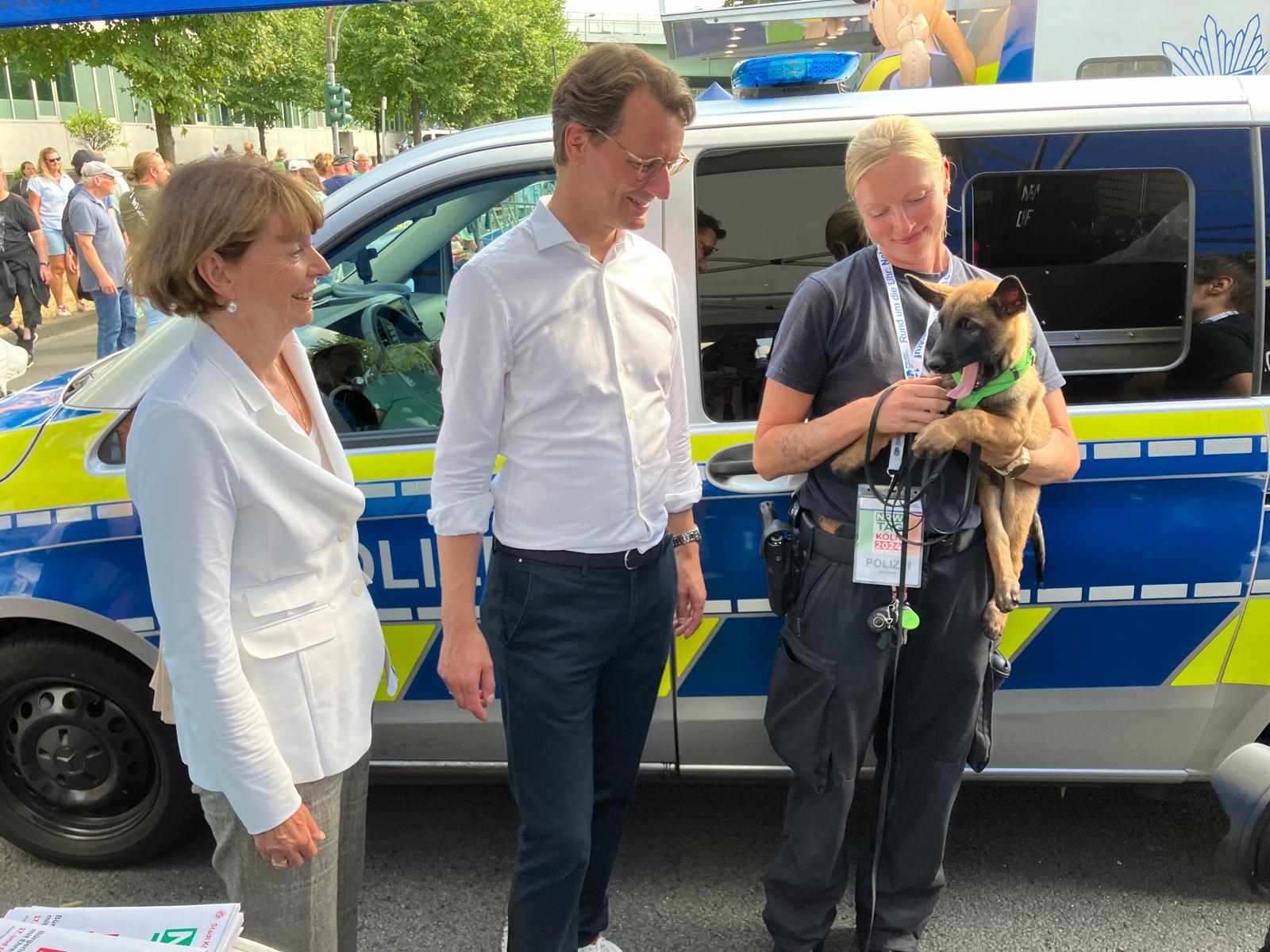 Ministerpräsident Hendrik Wüst und Oberbürgermeisterin Henriette Reker besuchen die Blaulichtmeile