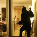 Einbrecher mit Brecheisen am Fenster