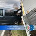 Auto und Anhänger im Graben