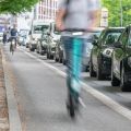 E-Scooter fährt an Autos im Straßenverkehr vorbei