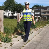 Die Polizei zeigt, wie man sich richtig im Straßenverkehr verhält.