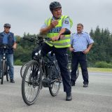 PHK Heiko Lysek erklärt die anstehende Fahrradübung.