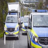 Mehrere Streifenwagen rund um einen Lkw.