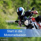 Motorradfahrer im Grünen