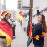 Weibliche Fußballfans auf der Straße