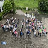 Grundschulkinder bilden den aus der Luft lesbaren Schriftzug #LEBEN.