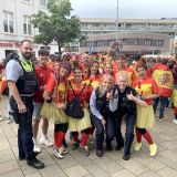 Spanische Fans feiern auf der Domplatte in Buer