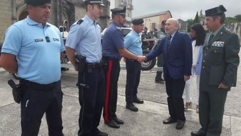 Begrüßung durch den Delegierten Javier Losada in Sarria in Begleitung eines Coronel der Guardia Civil