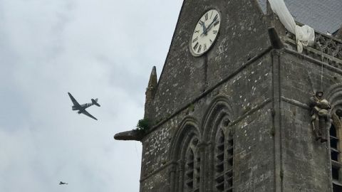 Kirche Sainte Mère mit C47 John Steele Puppe