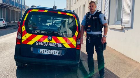 Vor einem Streifenwagen der Gendarmerie im Zentrum von Saint-Jean-de-Monts.