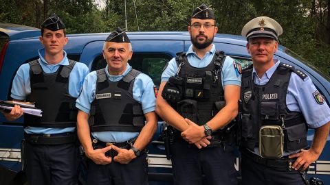 Ende einer Streifenfahrt mit der Gendarmerie Nationale am „Maison des Saisoniers“, unserer Unterkunft für „Saisonkräfte“, in  Soorts-Hossegort