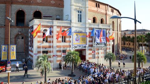 Besucherstrom zu den Stierkämpfen in der Arena von Béziers