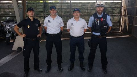 Mein spanischer Kollege Lucas, der Capitane, der Commandant und ich im Innenhof der Wache.