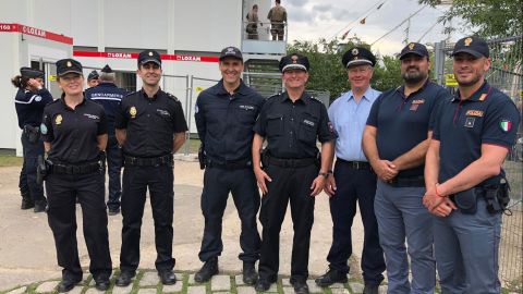 Zwei spanische Polizisten, Polizist der deutschen Wasserschutzpolizei, Niedersächsischer Polizist, Richard Braun und zwei italienische Polizisten kurz vor Eintreffen des französischen Innenministers