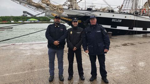 Ein spanischer Polizist, ein italienischer Polizist und Richard Braun vor einem Segelschiff