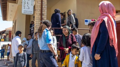 Muna Mougawaz in conversation with a group of refugees