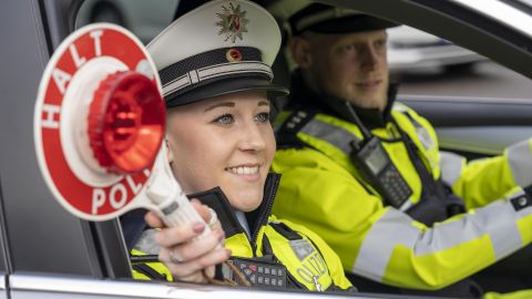 Neue Dienstbekleidung für Autobahnpolizei