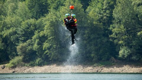 The team practicing water rescue at the Wuppertal dam.