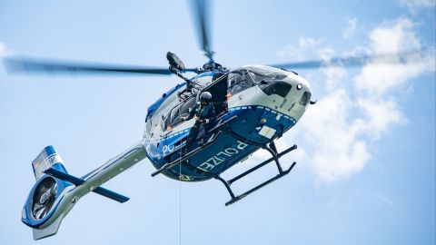 Düsseldorf Air Wing exercise: The operator sets up the cable winch to rescue a person from the water.