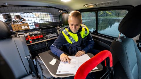 If you fold down the middle seat in the Vito, you also have a practical work surface in the rear.