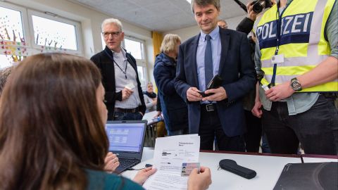 Die Teilnehmer brauchen ihre Einladung und einen Lichtbildausweis.