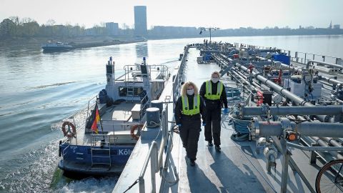 Polizistinnen der WSP kontrollieren ein Schiff