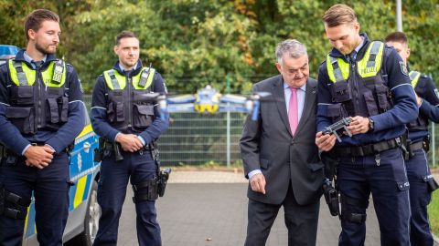 Innenminister Herbert Reul bei der Präsentation des Drohnenprojekts