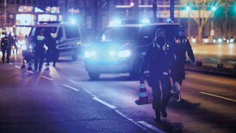 Die Einsatzkräfte verengen den Wall auf einen Fahrstreifen, um die Tuner-Szene scharf kontrollieren zu können.